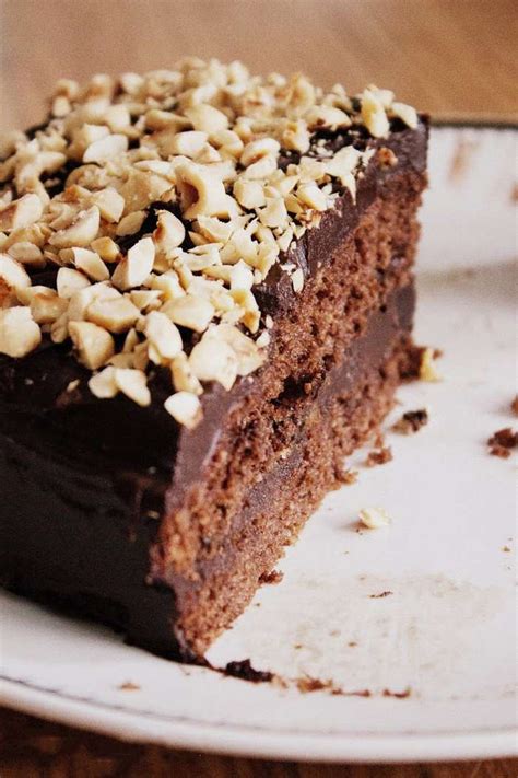 Daugiasluoksnis šokoladinis tortas su riešutų sviesto įdaru