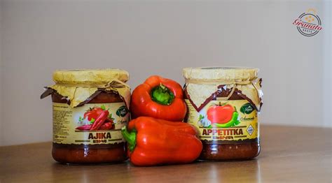 Rūsys su maisto konservų stiklainiais