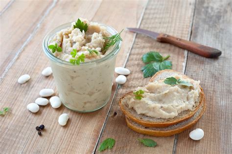 Toskanos baltųjų pupelių ir česnako užtepėlė su skrudinta duona