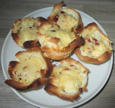 Baltos duonos keksiukai lėkštėje