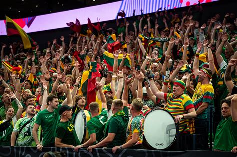 Lietuvos krepšinio sirgaliai užpildantys areną
