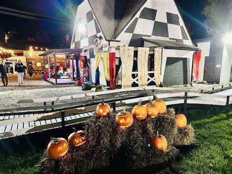 Helovino dekoracijos pramogų parke