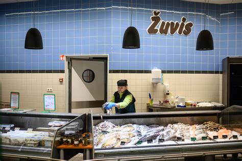 Įvairių žuvies rūšių asortimentas prekybos centre