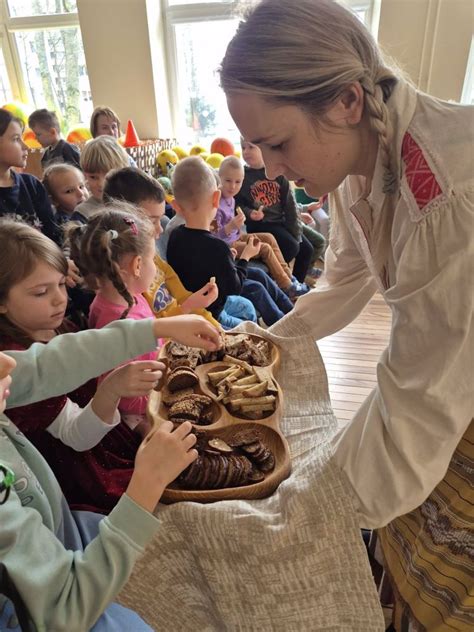 Vaikai mokosi minkyti duonos tešlą edukacijos metu