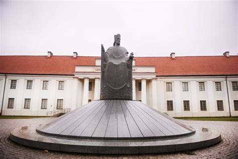 Agluonos bazilika ir Mindaugo paminklas