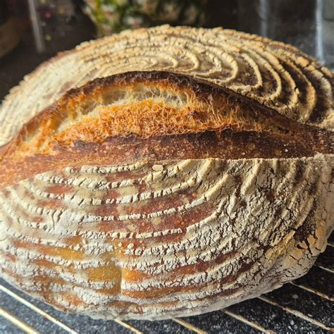 Tėvo rankos, raikančios duoną