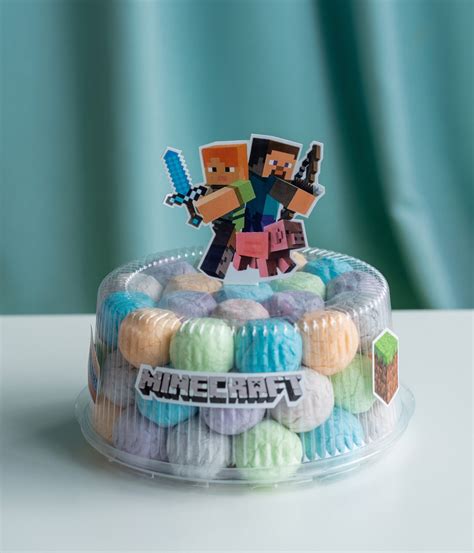 Minecraft tortas su cukraus masės dekoracijomis ir figūrėlėmis