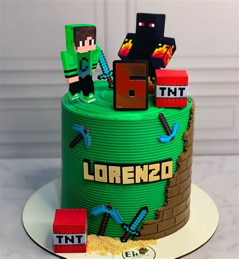 Minecraft tortas saugiai transportuojamas automobilyje