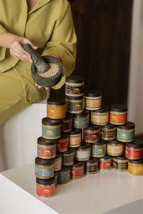 Įvairūs prieskoniai ir prieskonių mišiniai