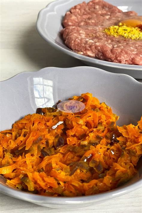Švieži ingredientai kotletams: faršas, grybai, morkos, svogūnai