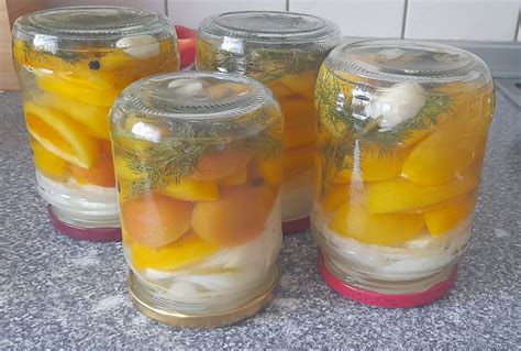 paruošti stiklainiai su pomidorais drebučiuose