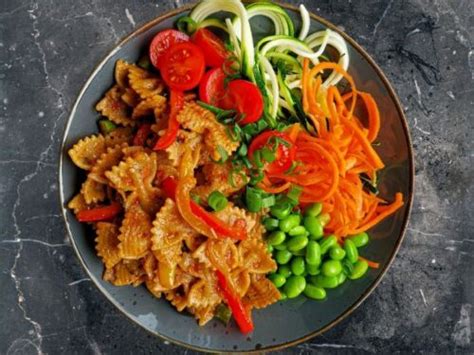 Pilno grūdo makaronų su daržovėmis nuotrauka