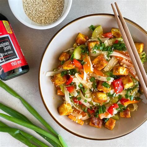 Ryžių makaronų su tofu ir daržovėmis nuotrauka