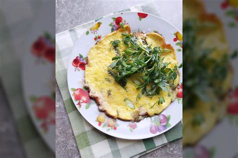 Auksinis kopūstų omletas lėkštėje