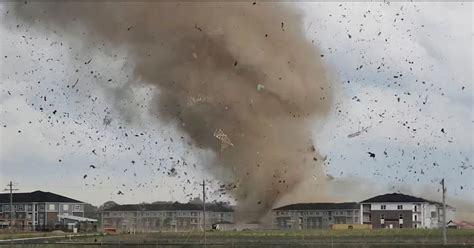 Tornadas niokoja medžius ir pastatus