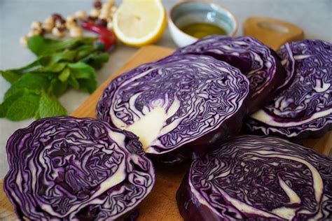 Patiekimo idėjos mėlynojo kopūsto sriubai