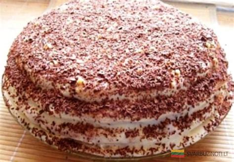 Sviestiniu kremu apteptas lygus tortas paruoštas dengimui