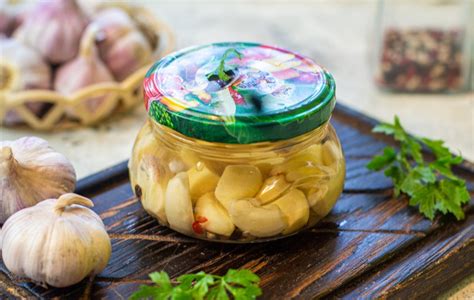 Marinuoti česnakai kaip garnyras prie mėsos