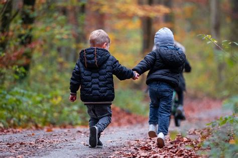 Vaikai miške tyrinėjantys gamtą