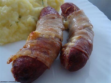 Sūriu įdarytos dešrelės kepimo skardoje