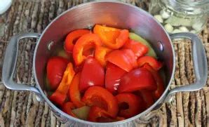 Marinavimo ingredientai: obuoliai, paprikos, prieskoniai