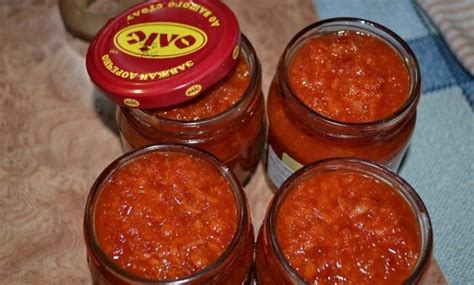 Aštri adžika su obuoliais ir paprika ingredientai