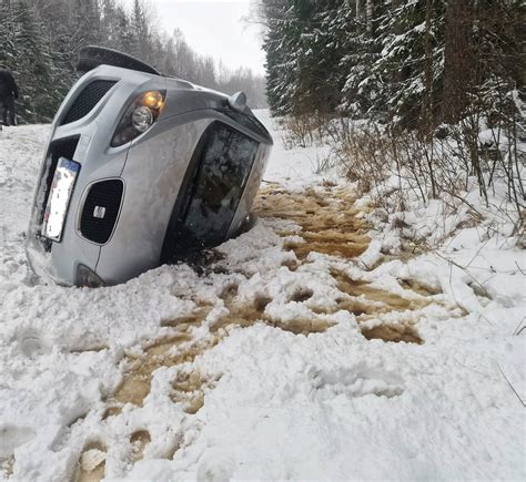 Automobilis užtvindytame kelyje