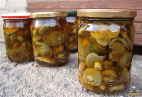 Marinuoti grybai su citrinos sultimis stiklainyje