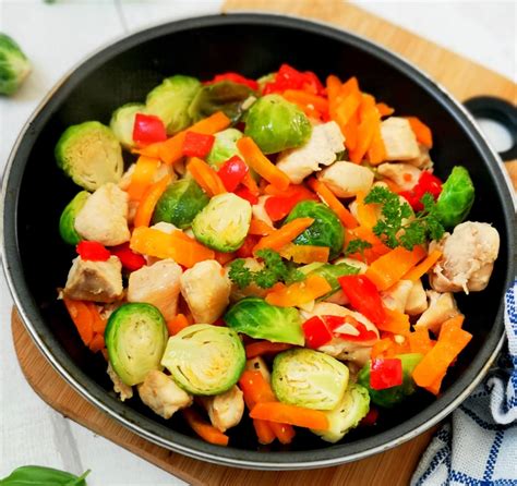 Vištienos troškinys keptuvėje su daržovėmis