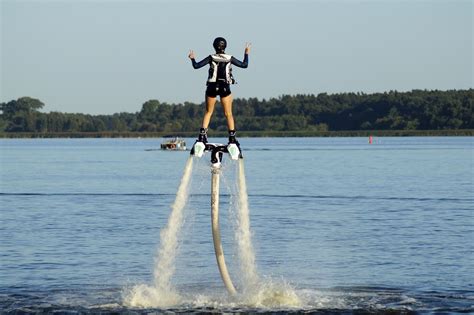 Vandens skraidyklė flyboard virš vandens
