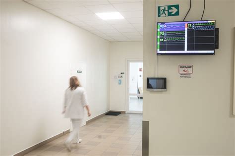 Psichiatrijos ligoninės interjeras, simbolizuojantis kontrolę