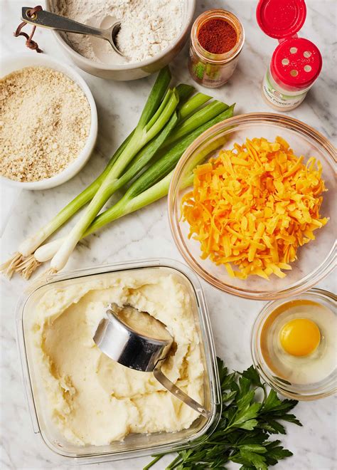 Švieži ingredientai bulvių košės įdarui