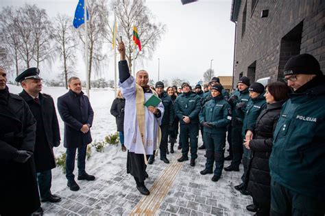 Plungės policijos komisariato pastatas ir pareigūnai