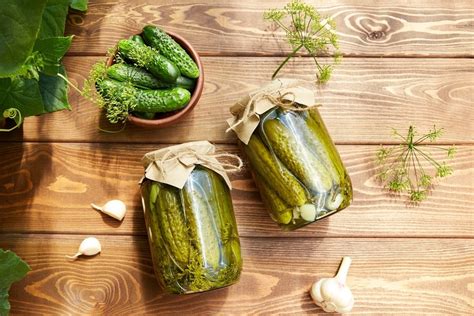 klasikinių marinuotų agurkų stiklainis