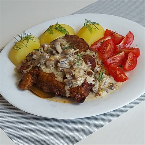 Keptas kepsnys su grybų padažu lėkštėje