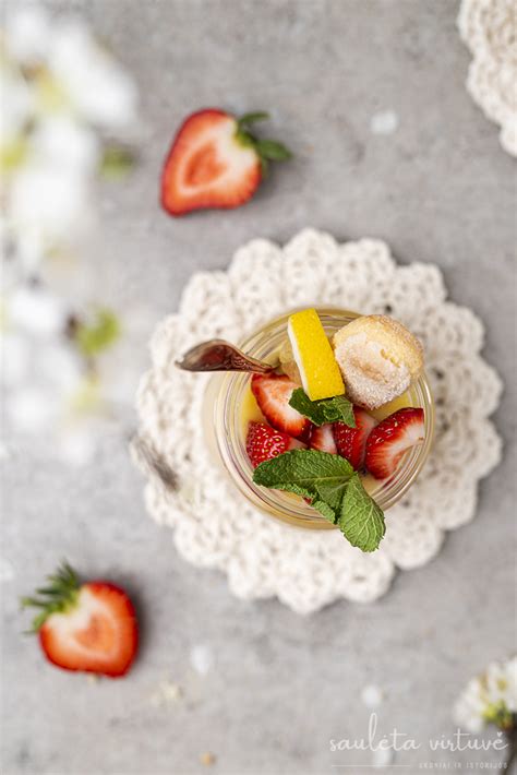 Tiramisu su valgomomis gėlėmis ir dekoratyvine juostele