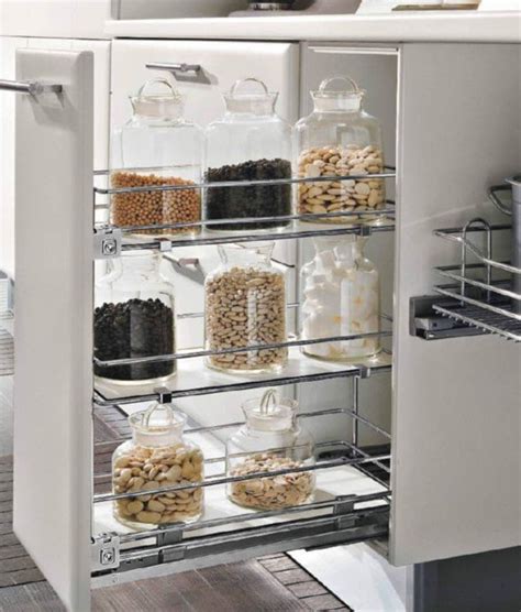 Sandariai laikomi prieskoniai virtuvės spintelėje