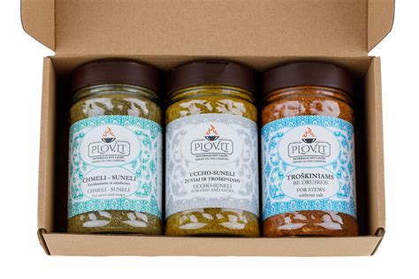 Prieskonių rinkinys su skirtingais prieskoniais ir žolelėmis