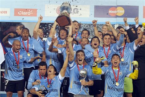 Luiso Suarezo šventimas po įvarčio Copa América 2011