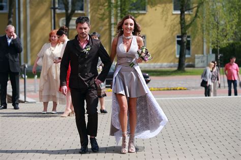 Moterys su stilingomis suknelėmis, pabrėžiančiomis individualumą