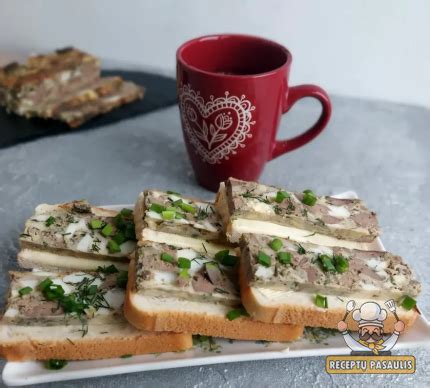 Vištienos kepenėlių slėgtainio su kiaušiniais patiekimas