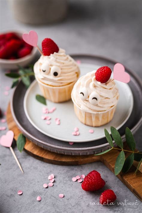 Baltojo šokolado keksiukai su avietėmis