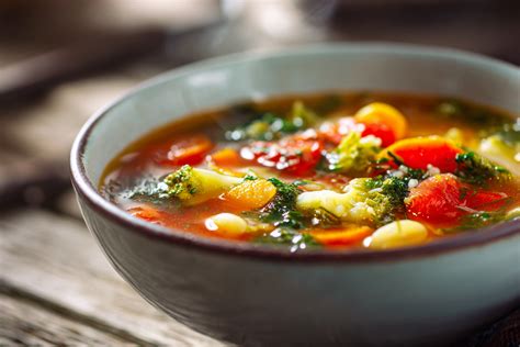 Nuotrauka su įvairių daržovių sriubų ingredientais