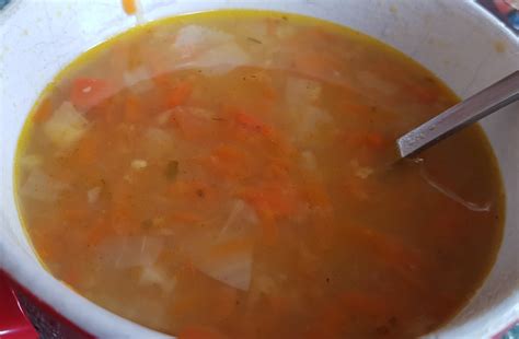 Nuotrauka su dubenėliu tirštos kopūstų sriubos