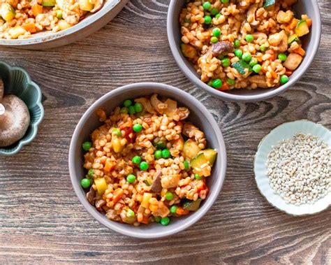 Vegetariškų perlinių kruopų kotletų su daržovėmis patiekimas