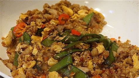 Ingredientai kiniškiems ryžiams: ryžiai, kiaušiniai, žirneliai, morkos, svogūnai