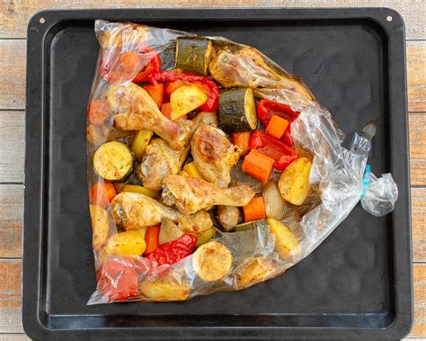 Stiklainiai su vištiena ir daržovėmis, paruošti kepimui orkaitėje