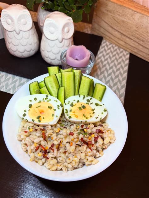 Lėkštė su kiaušiniu ir daržovėmis