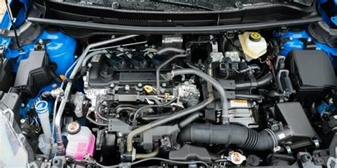 Skoda Fabia variklio skyrius su akcentu ant akumuliatoriaus ir saugiklių dėžutės