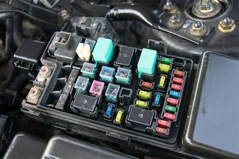 Schema rodanti saugiklių dėžutės vietą Škoda Fabia virš akumuliatoriaus